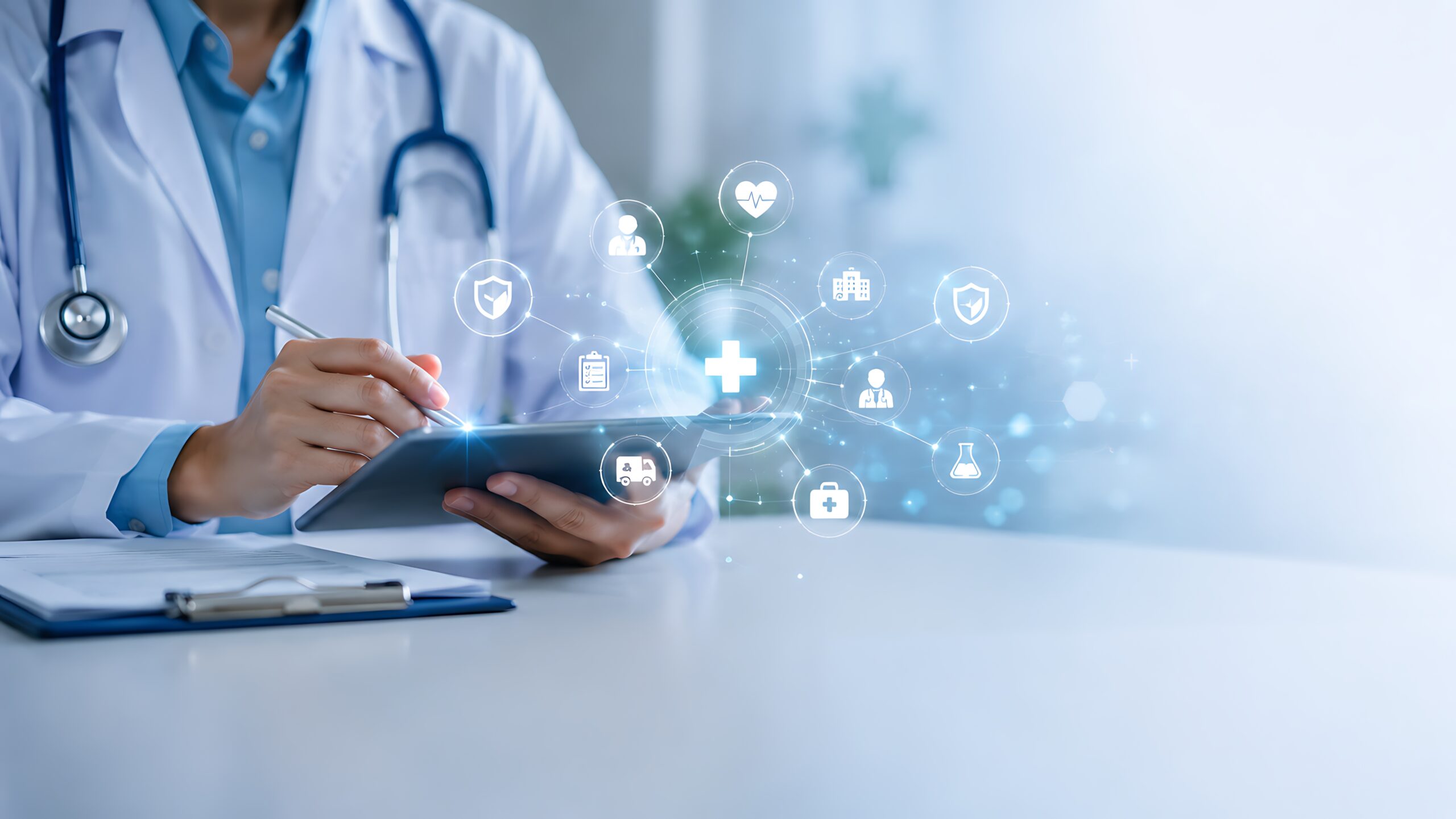 Medico consulta la Cartella Clinica Elettronica integrata con il Fascicolo Sanitario Elettronico su computer.