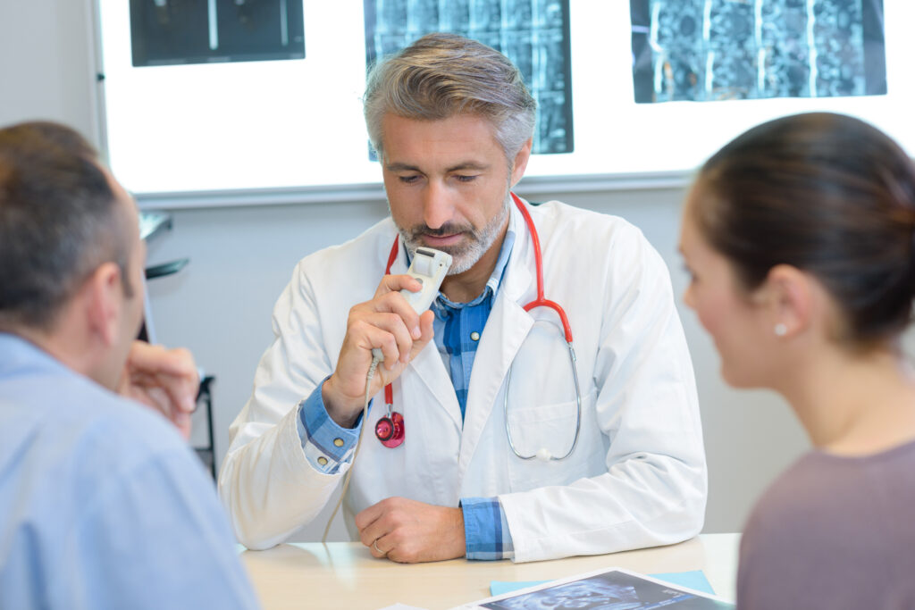 Assistente vocale con IA che supporta il medico nella compilazione della cartella clinica durante la visita.